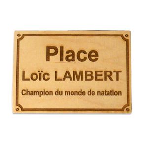 Plaque de rue en bois gravée