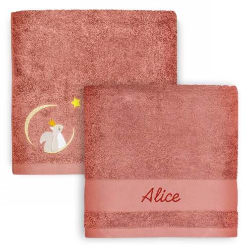 Serviette enfant brodée prénom Ecureuil Rose Marsala