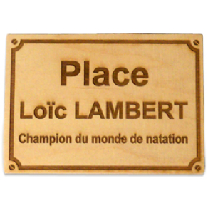 Plaque de rue en bois grave